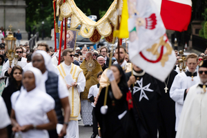 Page05-Procession Saint Sacrement4.jpg