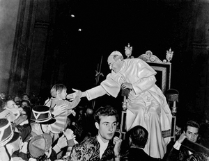 Page04-Pius_XII_during_an_audience,_in_the_Vatican,_1953.jpeg