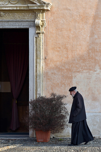 Page04-Pr&ecirc;tre.jpg